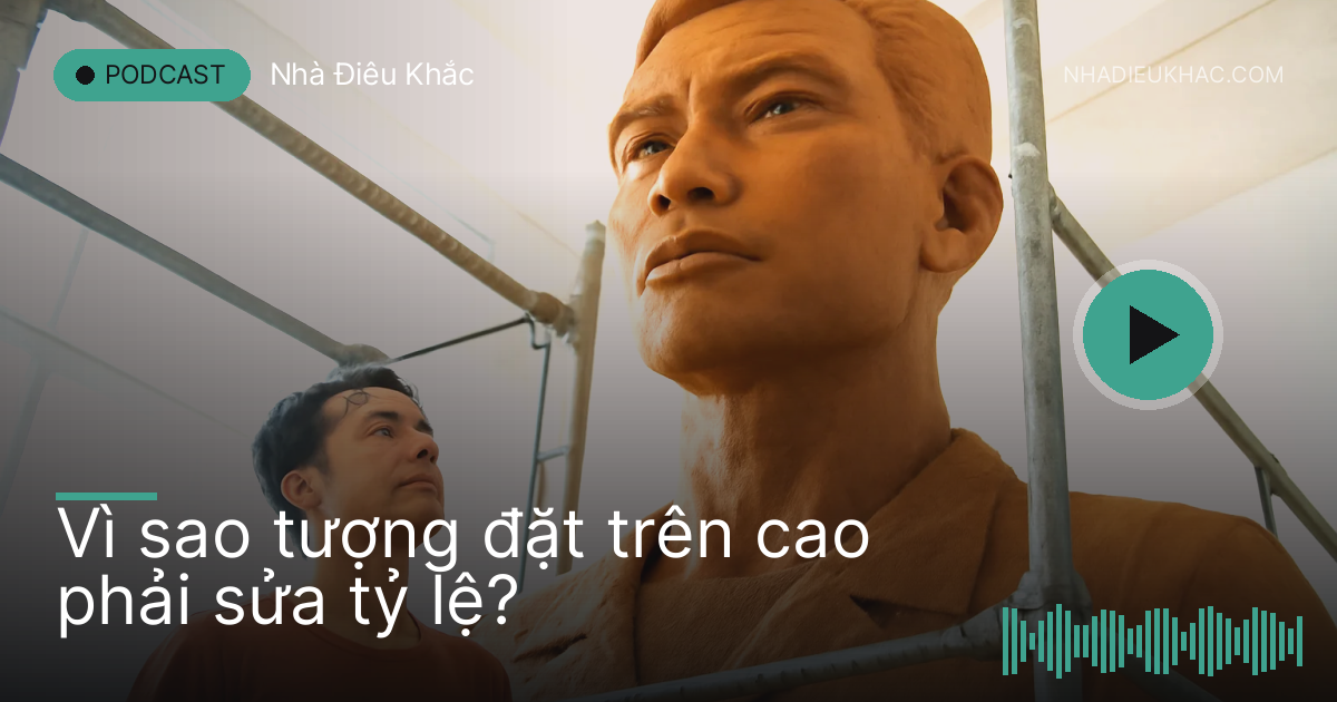 Nhà điêu khắc đứng dưới giàn giáo ngước nhìn đầu một tượng đất lớn