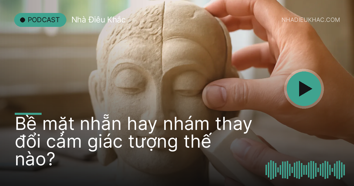 Bàn tay đánh bóng một nửa đầu tượng đá, nửa kia còn nguyên vết đục