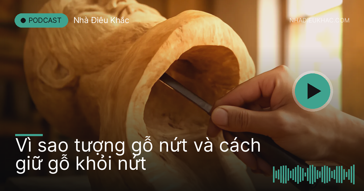Lòng tượng gỗ được khoét rỗng nhìn từ dưới đáy, tay thợ cầm đục vũm