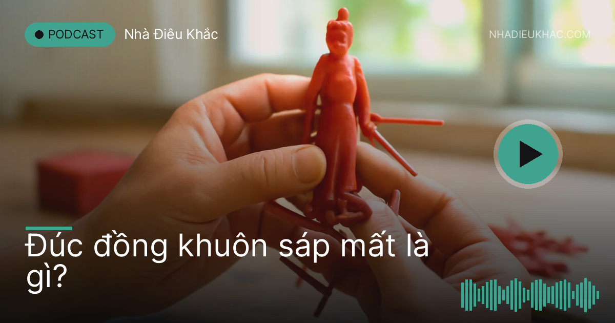 Tay thợ cầm tượng sáp nhỏ màu nâu đỏ gắn các que sáp cuống rót