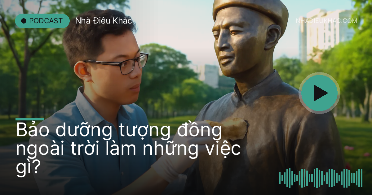 Người thợ quét sáp ấm lên tượng đồng trong công viên vào buổi sáng
