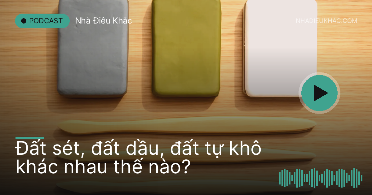 Ba khối đất xám, xanh rêu và trắng trên bàn gỗ cùng que nặn bằng tre