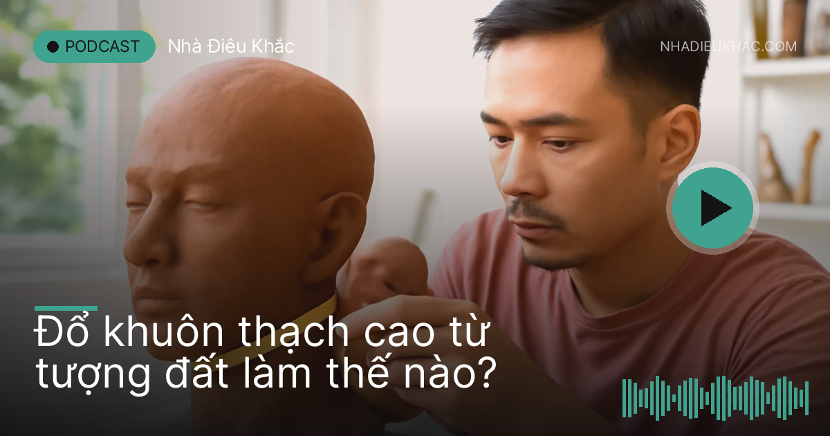 Người thợ cài những lá đồng mỏng quanh đầu tượng đất trước khi đổ thạch cao