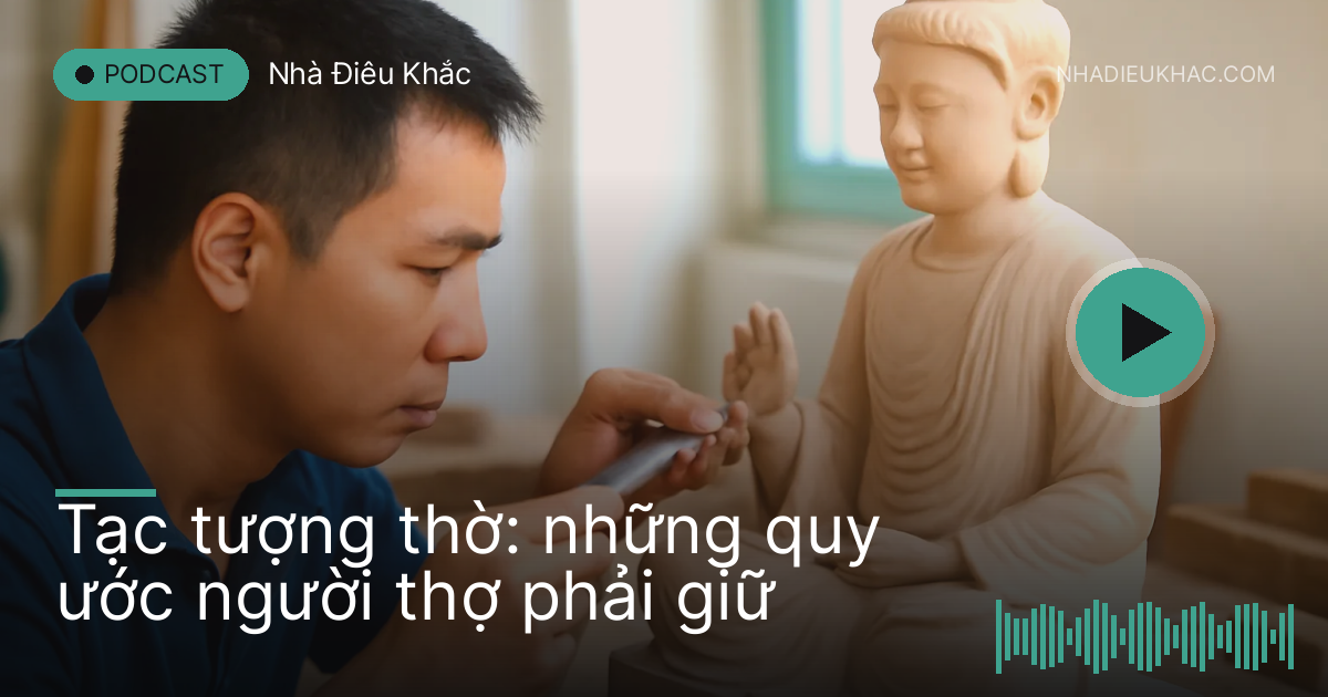 Thợ chỉnh thế tay của một pho tượng gỗ chưa sơn đặt trên bàn xưởng