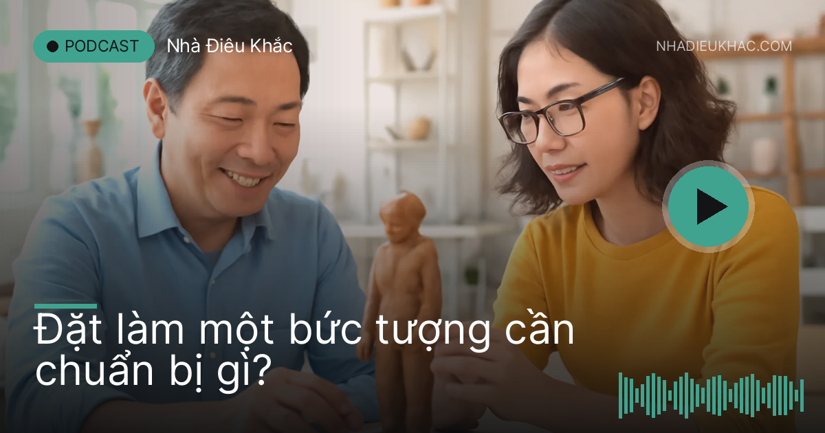 Khách hàng và nhà điêu khắc cùng xem mẫu đất nhỏ trên bàn xưởng