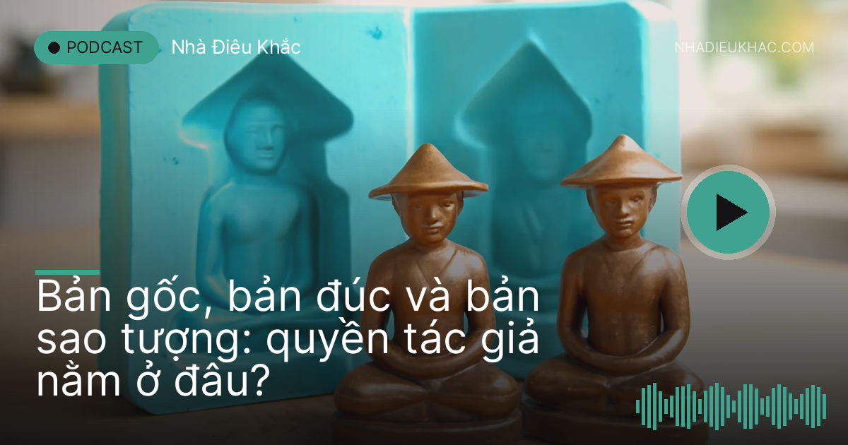 Hai tượng đồng nhỏ giống nhau đặt cạnh khuôn silicone mở trên bàn xưởng