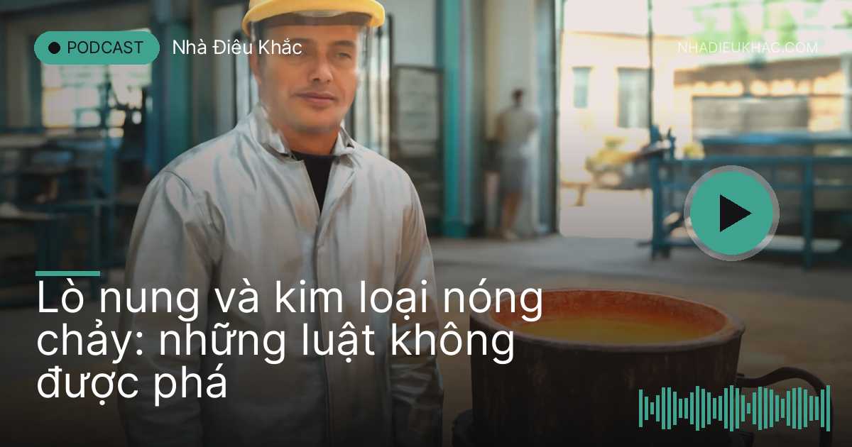 Thợ mặc áo chịu nhiệt và mặt nạ đứng cạnh nồi rót trên nền cát