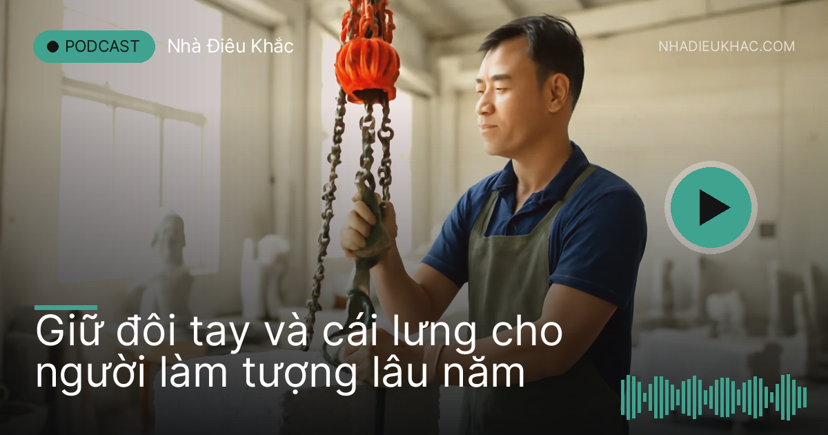 Nhà điêu khắc dùng pa lăng xích nâng khối đá, lưng đứng thẳng